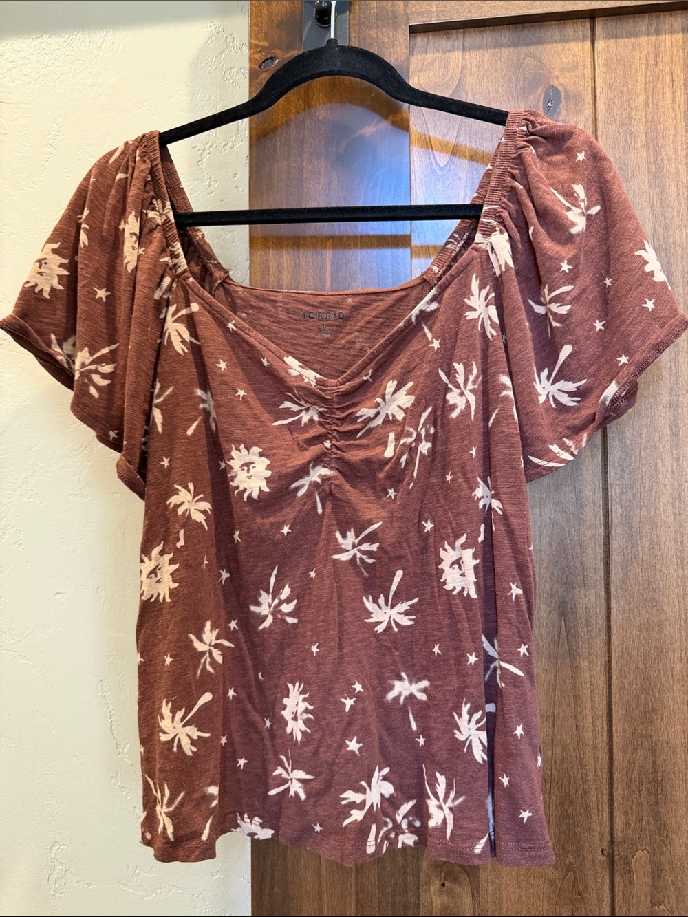torrid mauve-brown floral ruched scoop tee